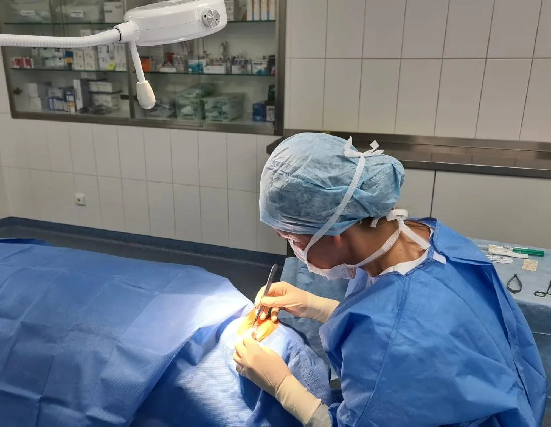 Průběh plastické operace víček na operačním sále